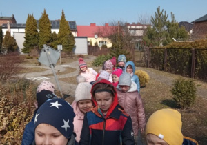 Grupa dzieci na spacerze w okolicy przedszkola.